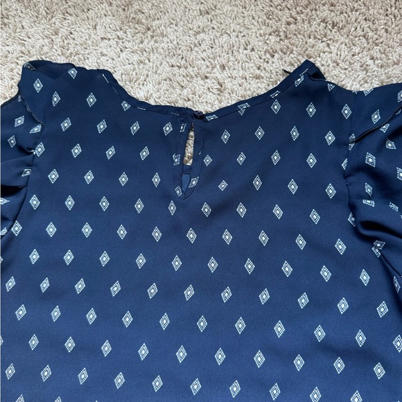 Chic Navy Patterned Blouse - Picture 3 of 6